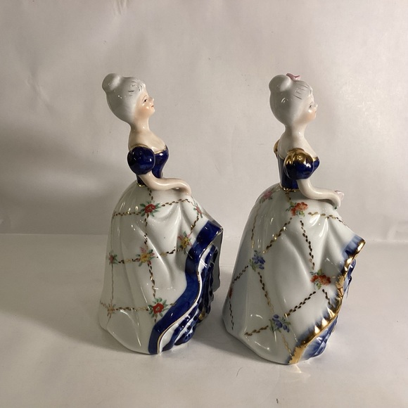 Vintage pair of porcelain Victorian lady figurines,blue and white - Picture 4 of 9